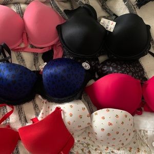 Lot of lucky 7 Victoria’s Secret bras 34C!